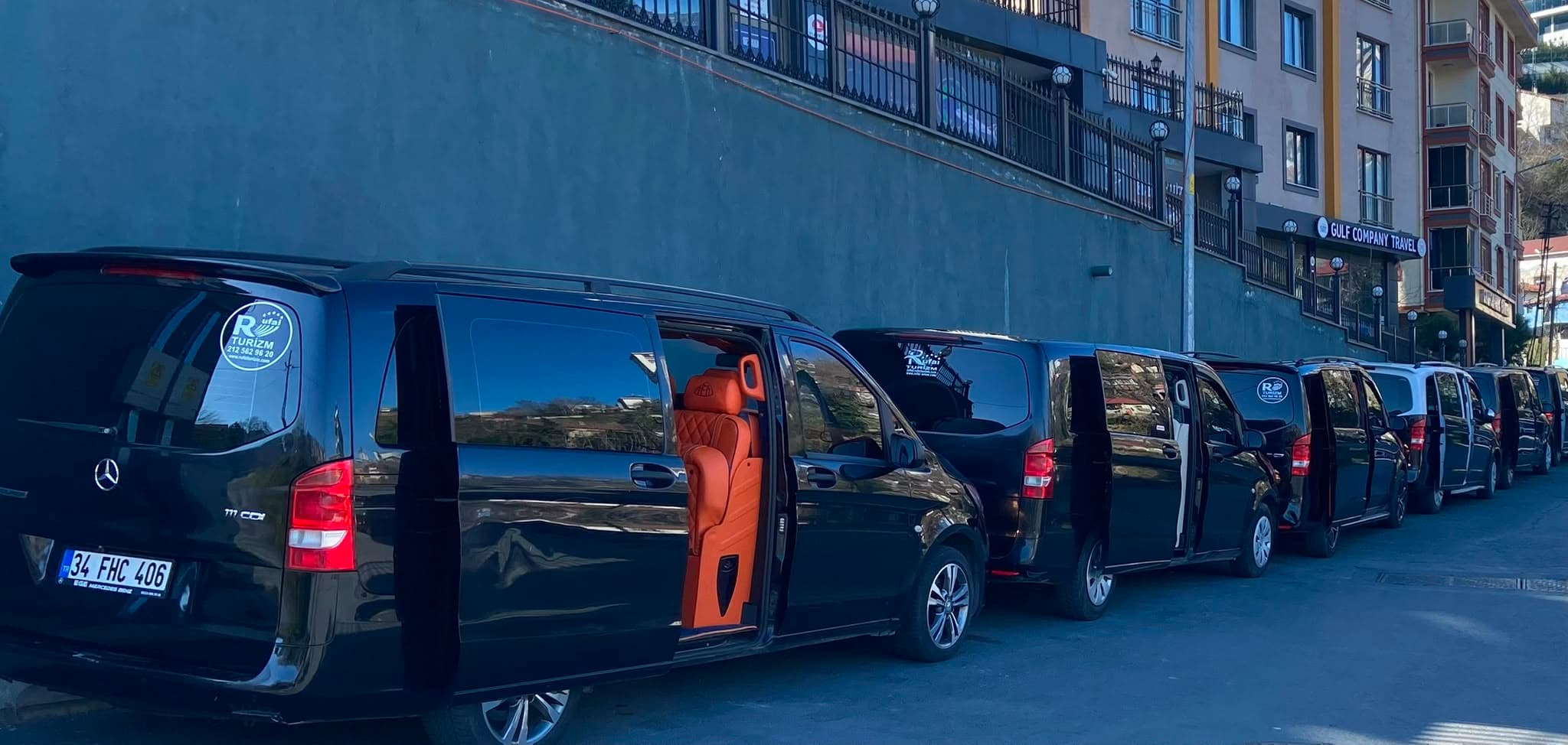 مرسيدس فيتو والباب الجانبي مفتوح — مقعد VIP جلدي مبطّن بلون التان